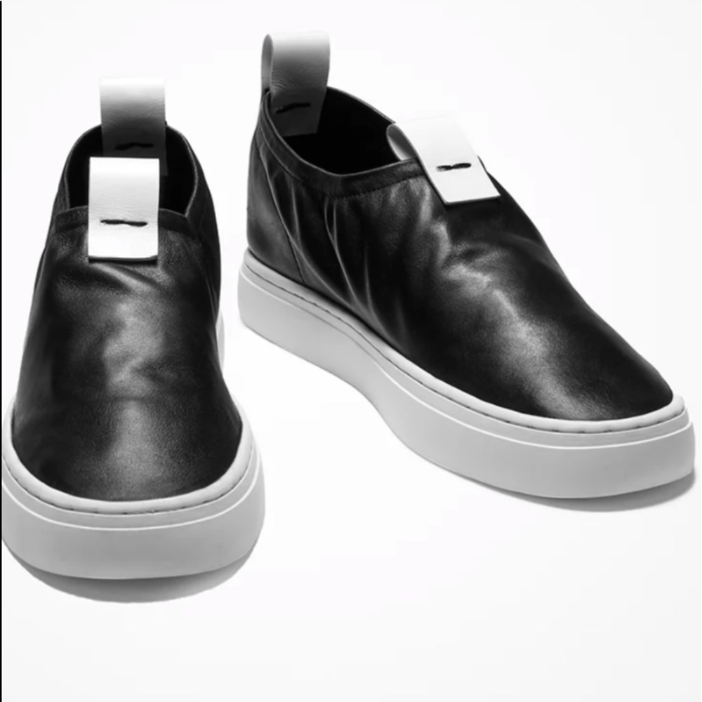 Sarah Pacini leather slip on very good pre-owned condition